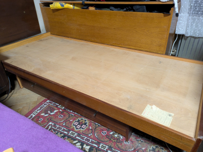 Postel s úložným prostorem