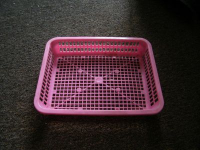 Růžový umělohmotný košíček