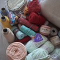 Potřeby pro tvoření - šňůry, příze, bavlnky aj.