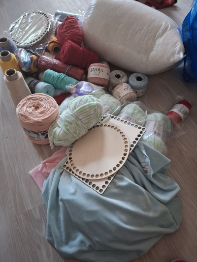 Potřeby pro tvoření - šňůry, příze, bavlnky aj.
