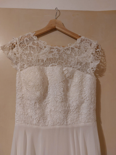 Daruji SVATEBNÍ ŠATY s visačkou