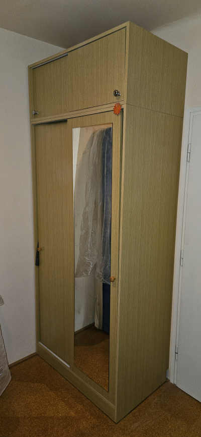 Skřiň šatní a knihovní regály