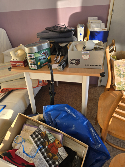 Jídelní stůl - skoro tam není vidět :-)