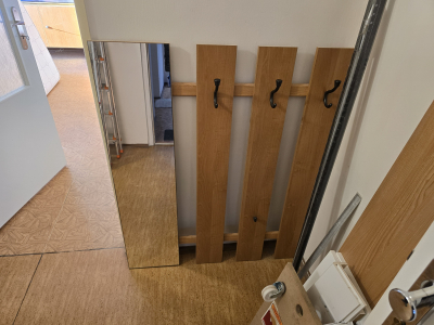 Věšák se zrcadlem