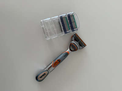 Elektrické holítko a zastřihovač nosních chloupků