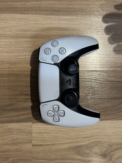 Rozbitý ovladač PS 5