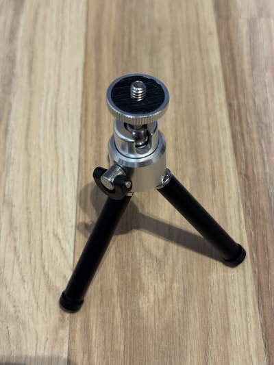 malinký stativ cca 8 cm