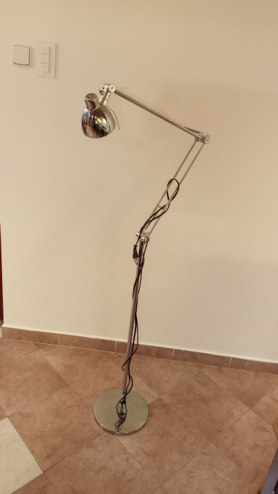 Stojací halogenová lampa, čtěte vady