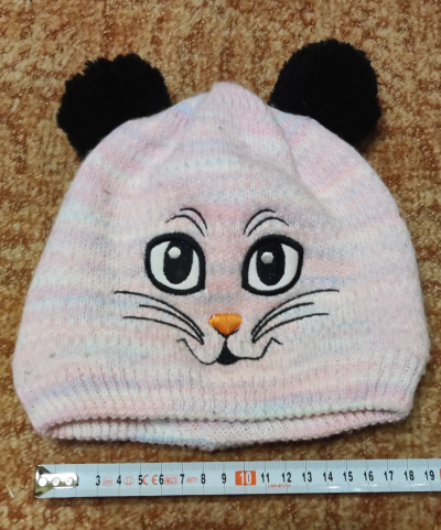 Pěknou teplou růžovou čepici.
