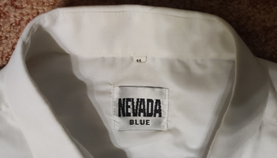 Velkou bílou pánskou košili s dlouhým rukávem.