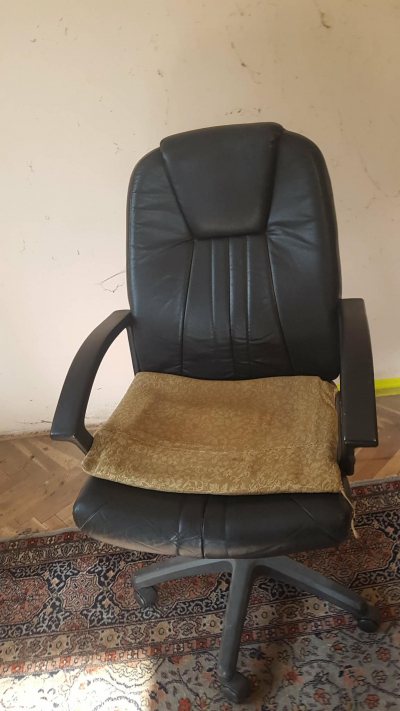 ČERNÉ KOŽENÉ KŘESLO