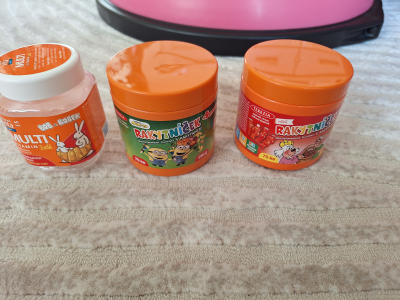 Prazdne nadobky z detskych vitaminu