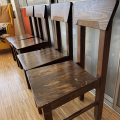 Čtyři masivní dřevěné židle