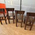 Čtyři masivní dřevěné židle