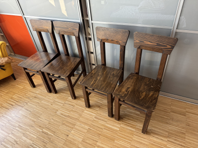 Čtyři masivní dřevěné židle