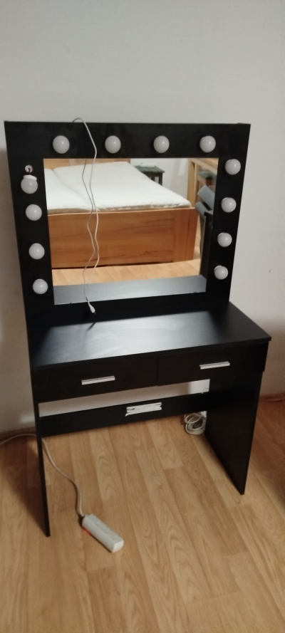 toaletní stolek se stoličkou