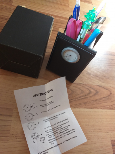 Hodiny s držákem na kancelářské potřeby s logem EM, Nové