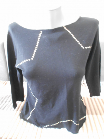 Černé tričko se zlatou aplikací