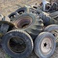 Staré pneumatiky od traktoru