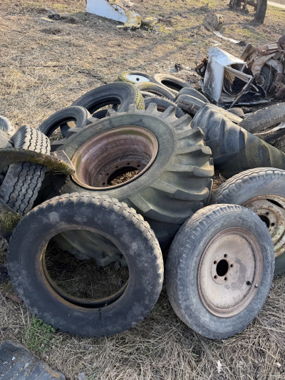 Staré pneumatiky od traktoru