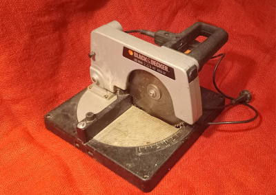 Křivě řezající pokosová pila Black&Decker BD800