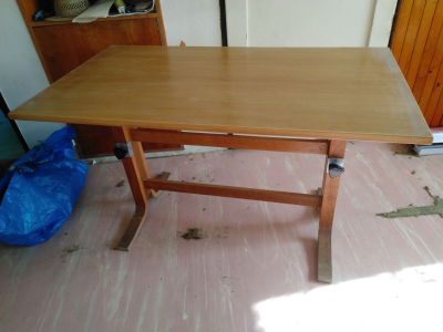 výškově nastavitelný stůl