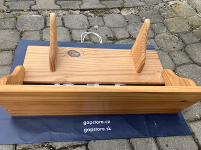 Masivní poličky - 2 ks