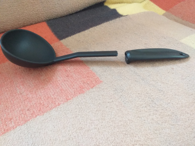 Plastová naběračka k opravě