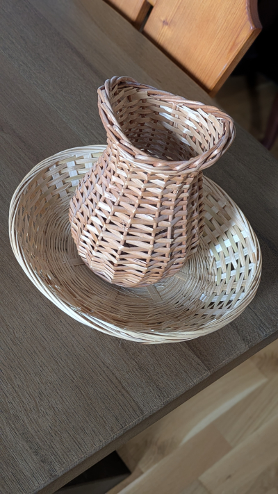 Proutěný košík + váza