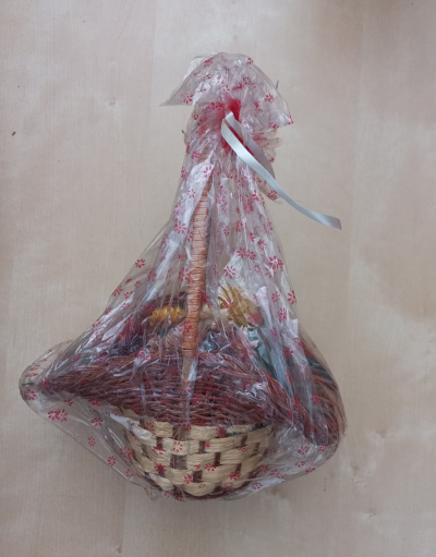 Košíček se slaměnými květinami