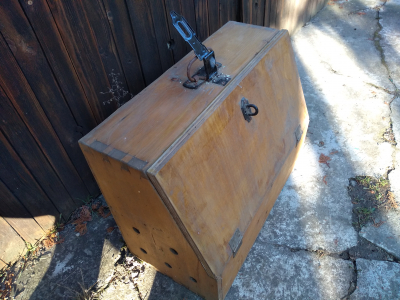 Dřevěná bedna na petlici s držákem