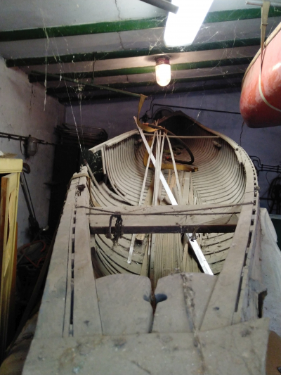 torzo dřevěné kanoe