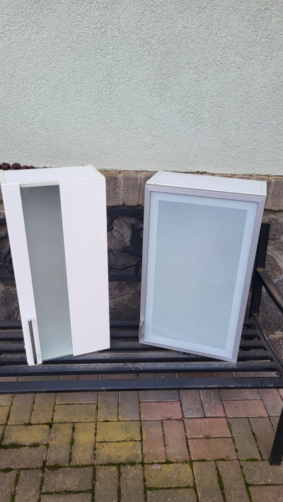 Daruji skříňky IKEA  do koupelny a regál