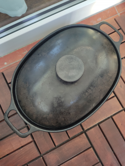 Litinový pekáč s poklicí