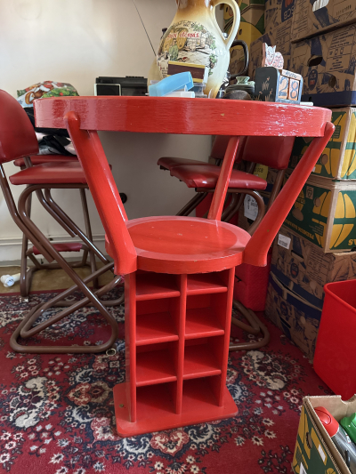 Barový stůl červený s poličkami