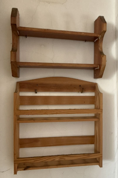 dřevěné poličky