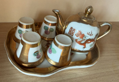 sada hrníčků s konvičkou (drak)