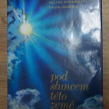 kniha Pod sluncem...