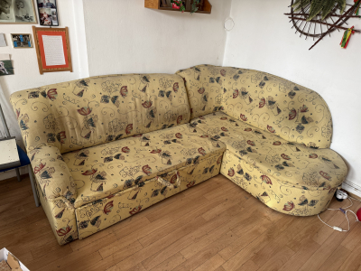 rozkládací gauč s úložným prostorem