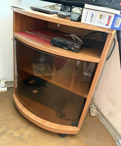 Tv stolek na kolečkách