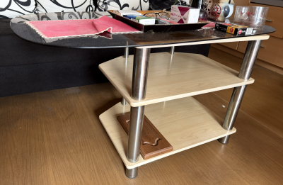 Stolek se skleněnou deskou