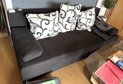 Sedačka látková černá