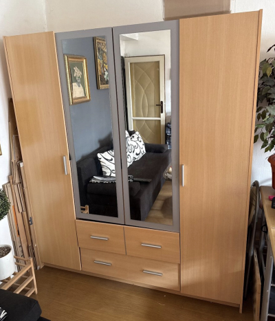 Šatní skříň se zrcadly