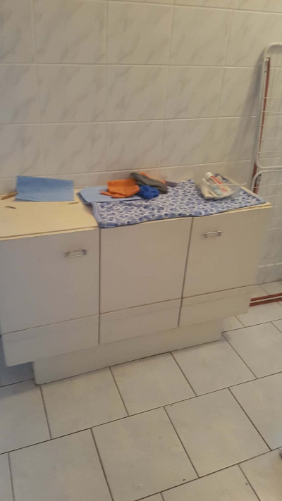 Bílá skřiňka s policemi