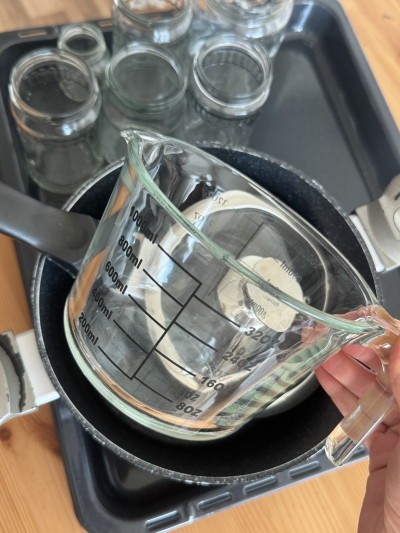 Litrová skleněná odměrka s naléváním