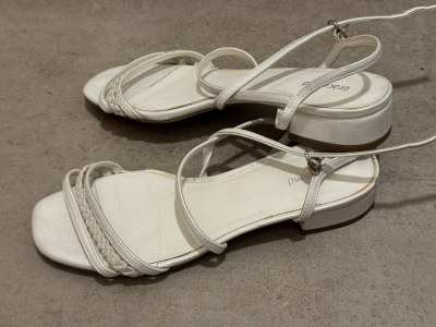 bílé sandálky na podpatku 38