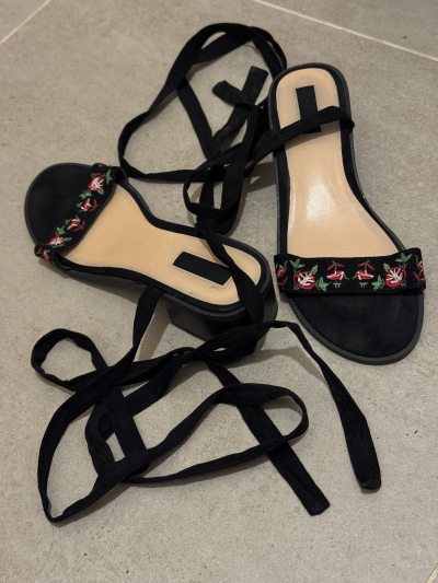 černé sandálky na mírném pdapatku s vázáním kolem lýtek