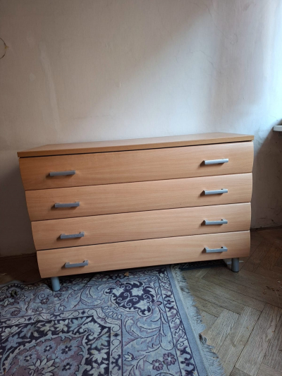 Komoda se zásuvkami