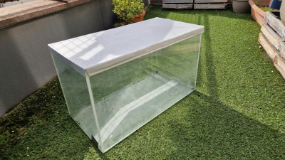 Prasklé velké akvárium na chov hlodavců