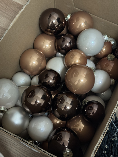 skleněné baňky i s háčky